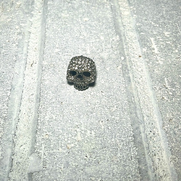 Silver and diamond like skull ring - Picture 1 of 5